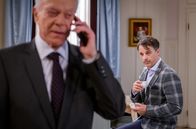 Sturm der Liebe – Werner (Dirk Galuba, l. mit Lorenzo Patané, r.) hadert damit, ob er Helene von Andrés Affäre erzählen soll.