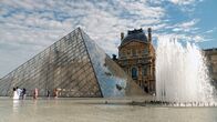 Salut Paris! Zwischen Eiffelturm und Bienenstock – Blick auf die Glaspyramide im Innenhof des Pariser Louvre.