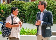 Modern Family – v.li.: Rico Rodriguez (Manny Delgado), Justin Kirk (Charlie Bingham).