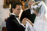 Diese Drombuschs – Chris (Mick Werup) und Tina (Marion Kracht) haben es geschafft. In der Kapelle von Schloß Kranichstein sind sie trotz vieler Widerstände getraut worden.
