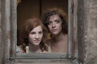Babylon Berlin – Charlotte Ritter (Liv Lisa Fries) mit ihrer Schwester Toni (Irene Böhm)