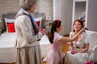 Sturm der Liebe – ARD STURM DER LIEBE FOLGE 4660 Uhr im ERSTEN. Fanny ist vor der Hochzeit aufgeregt. Hildegard (Antje Hagen l.) und Lale (Yeliz Simsek M.) helfen gerne auch mit guten Worten.