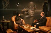 Babylon Berlin – und ab 9. Oktober 2020, 20:15 Uhr online first in der ARD Mediathek Als die Dreharbeiten zum Film „Dämonen der Leidenschaft“ abgebrochen werden müssen, sieht Esther Kasabian (Meret Becker) ihre Chance für eine neue Karriere und sucht das Gespräch mit Jo Bellmann (Bernhard Schütz).