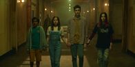 Silverpoint – Von links: Glen (Krish Misra), Meg (Katy Byrne), Louis (Oliver Cunliffe) und Kaz (Maiya Silveston) sind freiwillig ins Fabrikgebäude zurückgekehrt. Sie alle hatten den gleichen Traum von einer geheimnisvollen roten Tür, durch die sie nun Hand in Hand schreiten.