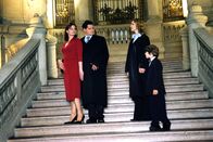 Geküsst wird vor Gericht – Staranwalt Herbert Windscheid (Fritz Karl, 2.v.l.) wird von seinem Sohn Benny (Paul Zerbst, r.) und dessen Geschwistern verklagt, weil sie seine Hochzeit mit Felicitas Minkowski (Susanna Simon, l.) verhindern wollen. Vertreten werden die Windscheid-Kinder ausgerechnet von seiner schärfsten Konkurrentin Sabina Brenner (Ann-Kathrin Kramer, 2.v.r.) ...