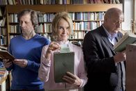 Wilsberg – Nicht nur die Liebe zu Büchern führt die reiche und geistig verwirrte Hanni Haffner (Gudrun Gundelach, M.) in Wilsbergs (Leonard Lansink, r.) Antiquariat (li.: Oliver Korittke).