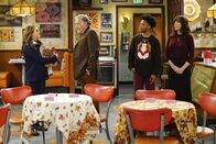 Superior Donuts – (v.l.n.r.) Lucy (Annie Mumolo); Arthur (Judd Hirsch); Franco (Jermaine Fowler); Randy (Katey Sagal)