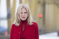 Verschwörung – Die totgeglaubte Camilla Salander (Sylvia Hoeks) ist Kopf eines kriminellen Netzwerks und jagt ihre Schwester Lisbeth.