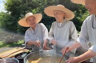 GEO Reportage – Geun Bum Sunim, Yeon il Sunim und Wookwan Sunim (v.l.) bereiten gemeinsam Chilipaste zu.
