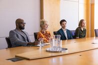 Hacks – Deborahs (Jean Smart, 2.v.l.) Karriere steht auf der Kippe: Jimmy (Paul W. Downs, 2.v.r.), Marcus (Carl Clemons-Hopkins, l.) und Ava (Hannah Einbinder, r.) verhandeln bei verschiedenen TV-Sendern für sie und ihr geplantes Stand-up-Special. Wird das reichen, um Deborahs Comeback zu sichern?