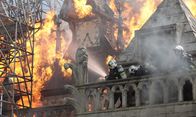 Montagskino im ZDF: Notre Dame in Flammen – Feuerwehr-Chef Jordan (Jules Sadoughi, l.) und weitere beherzte Feuerwehrmänner (Komparsen) erwartet auf dem Dach der Note-Dame ein Flammeninferno.