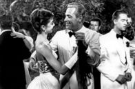 Sabrina – - David (William Holden) tanzt mit Sabrina Audrey Hepburn).