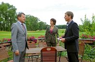 Rote Rosen – ARD ROTE ROSEN, Folge 136510 Uhr im Ersten. Vincent (Stefan Feddersen-Clausen, r.) hat seine Arbeit für das Hotel "Askanier Park" hinter dem Rücken von Gunter (Hermann Toelcke, l.) und Merle (Anja Franke, M.) ausgenutzt, um Geld beiseite zu schaffen.