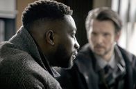 Der gute Bulle - Heaven can wait – Demba Diarra (Farba Dieng, li.) wird von Radu Lupescu (Sabin Tambrea, re.) befragt.
