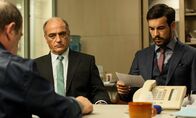 Der unsichtbare Gast – Felix Leiva (Francesc Orella,l.) und Adrian (Mario Casas).