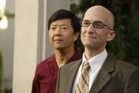 Community – Dean Pelton (Jim Rash, r.) erzählt Annie und Abed interessante Details über den ersten Dean des Colleges, während Chang (Ken Jeong, l.) und der Rest der Truppe in Erinnerung schwelgen, als verkündet wird, dass das College verkauft werden könnte ...
