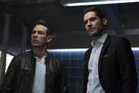 Lucifer – Nachdem mehrere Ex-Geliebte von Lucifer (Tom Ellis, r.) ermordet werden, beginnen Dan (Kevin Alejandro, l.) und seine Kollegen mit den Ermittlungen. Ist Lucifer wirklich die einzige Verbindung zwischen den beiden Opfern?
