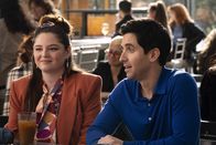 Hacks – Kayla (Meghan Stalter), Jimmys (Paul W. Downs) frühere chaotische Assistentin, hat sich im Laufe der Zeit zu einer überraschend kompetenten Geschäftspartnerin entwickelt, die er nicht mehr missen möchte.