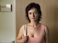 Der Winzerkönig – Im Krankenhaus erfährt Andrea Plattner (Katharina Stemberger), dass ihr Mann Georg nach seinem Herzinfarkt im Koma liegt.