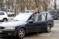 neoriginal: Becoming Charlie – Fabia (Katja Bürkle) reicht es: Sie braucht endlich das Geld zurück, das sie Rowena geliehen hat.