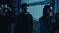 neoriginal: Sløborn – Devid (Aaron Hilmer, l.), Herm (Adrian Grünewald, M.) und Evelin (Emily Kusche) fassen einen neuen Entschluss.