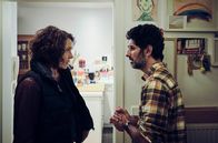 Tatort (SWR) – Jan Wagner (Reza Brojerdi) braucht Zuspruch von Lena Odenthal (Ulrike Folkerts), um die Hoffnung auf die Rückkehr seines Sohnes nicht zu verlieren.