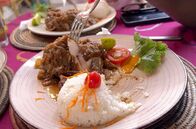 Küchen der Welt – Einem leckeren Chicken Yassa kann kaum jemand widerstehen. Für das senegalesische Gericht braucht man Hähnchen, Zitronen und Zwiebeln.