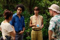 Deadly Tropics – Gaëlle (Béatrice de la Boulaye, l.), Aurélien (Julien Béramis, 2.v.l.), Mélissa (Sonia Rolland, 2.v.r.) und Valentin (Philippe Dorian, r.) rätseln über das Verschwinden einer Leiche und darüber, wer Sonia am Tatort angegriffen haben könnte.