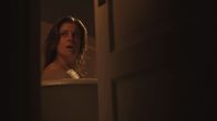 Evil Things - Das Böse lebt – Kim is terrified after feeling someone touch her head in the bathtub.