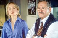 Doppelter Einsatz – Caro (Eva Herzig) schlägt Ahlers (Jürgen Janza) vor, dass sie sich als verdeckte Ermittlerin in die Schule schleust.