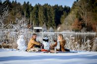 Sturm der Liebe – Erik (Sven Waasner, l) und Yvonne (Tanja Lanäus, r.) führen das Familienpicknick ohne Josie fort.