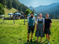 Berghütten mit Marcus Fahn – Von links: Simon Haßlberger, Claudia Deindl und Marcus Fahn vor Dandlalm.
