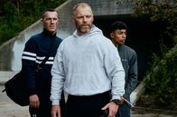 Shorta - Das Gesetz der Straße – Die Polizisten Mike Andersen (Jacob Hauberg Lohmann) und Jens Høyer (Simon Sears, li.) brauchen die Hilfe von Amos Al-Shami (Tarek Zayat, re.).
