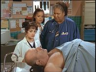 Diagnose: Mord – Computerspezialist Bruce (Jonathan Banks, liegend) ist anscheinend seinem eigenen ausgeklügelten Computersystem zum Opfer gefallen.