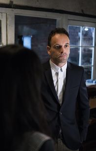 Elementary – Als die ehemalige Chirurgin Watson (Lucy Liu, l.) verdächtigt wird, illegale Rezepte auszustellen, müssen sie und Holmes (Jonny Lee Miller, r.) den Schuldigen umgehend aufspüren, um einen weiteren illegalen und möglich tödlichen Drogenverkauf zu verhindern ...