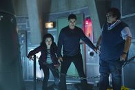 Scorpion – Happy (Jadyn Wong, l.), Walter (Elyes Gabel, M.), Sylvester (Ari Stidham, r.) und der Rest des Teams sollen eine alte Nuklearrakete entschärfen, doch der Auftrag läuft nicht wie gehofft ...