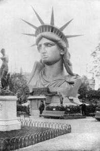 Der amerikanische Traum – Der Bau der Freiheitsstatue drohte mehrfach am Geld zu scheitern. Kopf und Fackelarm wurden schließlich zuerst fertiggestellt und auf den Weltausstellungen in Paris und Philadelphia präsentiert.
