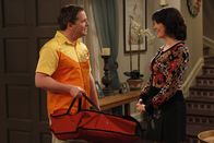 Two and a Half Men – Charlie und Rose (Melanie Lynskey, r.) treffen sich weiter heimlich. Noch weiß Charlie nicht, dass Rose gar nicht verheiratet ist und sie die Hochzeit nur vorschob, um Charlie wieder auf sich aufmerksam zu machen. Und auch als Pizzabote Gordon (J.D. Walsh, l.) hinter das Geheimnis kommt, rührt sich bei Charlie zunächst nichts ...