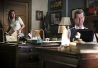 Young Sheldon – Mary Cooper (Zoe Perry, l.); Pastor Jeff (Matt Hobby, r.)
