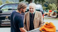 Die Bergretter – Markus (Sebastian Ströbel, l.) soll für Peter Herbrechter (Michael König, r.) ein Gutachten für das Enzian-Projekt erstellen. Doch Markus hat Bedenken.