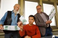 Rentnercops – Die Rentnercops Reinhard Bielefelder (Bill Mockridge, l.) und Klaus Schmitz (Hartmut Volle, r.) versuchen sich als Geldfälscher. Hui Ko (Aaron Le, M.) begutachtet das Ergebnis.