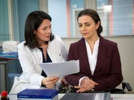 In aller Freundschaft – Sandra Hoffmann (Naomi Krauss, rechts) hat sich verändert. Da sie seit geraumer Zeit total gefühlskalt ist, hat sich ihr Mann von ihr getrennt, mit der Vermutung, sie liebe ihn einfach nicht mehr. Dr. Elena Eichhorn (Cheryl Shepard) vermutet, dass Sandra unter Alexithymie, sogenannter Gefühlsblindheit, leidet. Als Elena sie darauf hin testen möchte, lässt Sandra es allerdings nicht zu, mit der Begründung, sie sei eben ein Kopfmensch.
