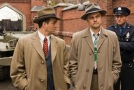 Shutter Island – Beinahe zehn Jahre nach Ende des Zweiten Weltkriegs werden der US-Marshall Teddy Daniels (Leonardo DiCaprio, 2.v.r.) und sein neuer Kollege Chuck Aule (Mark Ruffalo, l.) nach Shutter Island beordert. Aus dem Ashecliffe Hospital für psychisch kranke Straftäter ist eine Mörderin ausgebrochen. Für die Ermittler nur scheinbar ein ganz gewöhnlicher Fall ...
