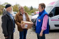 Rentnercops – Die Rentnercops Reinhard Bielefelder (Bill Mockridge, l.) und Klaus Schmitz (Hartmut Volle, M.) kommen mit dem Paket zu dem Paketdienst. Dort treffen sie auf den Mitabeiter Peppi Schmidt (Roland Wolf, r.).