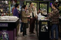 The Big Bang Theory – Die berühmte Comiclegende Stan Lee gibt eine Autogrammstunde in Stuarts (Kevin Sussman, r.) Comicbuchladen. Leonard (Johnny Galecki, M.), Sheldon (Jim Parsons, 2.v.r.), Rajesh (Kunal Nayyar, l.) und Howard (Simon Helberg, 2.v.l.) sind begeistert ...