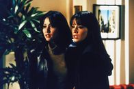 Charmed - Zauberhafte Hexen – Piper (Holly Marie Combs, r.) und Prue (Shannen Doherty) sind in Gefahr ...