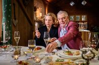 Sturm der Liebe – André (Joachim Lätsch, r.) genießt das romantische Picknick mit Bettina (Natalie Hünig, l.).