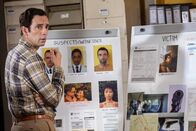 Death in Paradise – DI Neville Parker (Ralf Little) folgt einer vielversprechenden Spur: Eine mögliche Verbindung zwischen den Passagieren des Flugzeugs und dem Opfer könnte den Fall in eine völlig neue Richtung lenken.