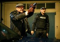 Wild Bill – Polizist Alex Blair (Steffan Rhodri, l.) ist in Rage.