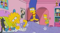 Die Simpsons – Die 17-jährige Lisa (l.) blickt, während sie ein Bewerbungsschreiben für Harvard verfasst, auf ihr bisheriges Leben zurück, und stellt fest, dass sie es mit Marge (M.), Bart (r.) und dem Rest der Familie nicht immer leicht hatte ...